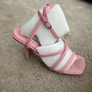 Brand new never worn Steve Madden sandals 7.5 pink